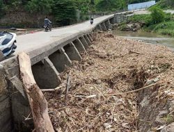 Sampah Menumpuk di Bawah Jembatan Siliwung Situbondo, Warga Keluhkan Bau Tak Sedap