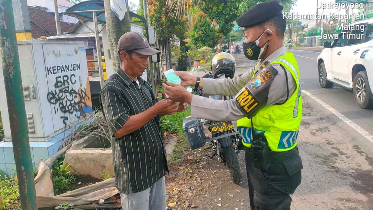 Tak Bosan Ingatkan Prokes, Kapolsek Kepanjen Jadikan Prokes Sebagai Kebutuhan