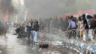 Unjuk Rasa Perda RTRW, Mahasiswa Bakar Ban Bekas