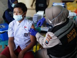 Kapolres Malang Berbagi Kebaikan Berikan Doorprize ke Peserta Vaksin