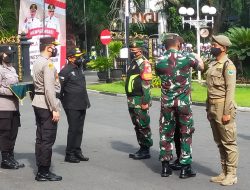 Dandim 0833/Kota Malang Sematkan Pita ke Personel Operasi Lilin Semeru 2021