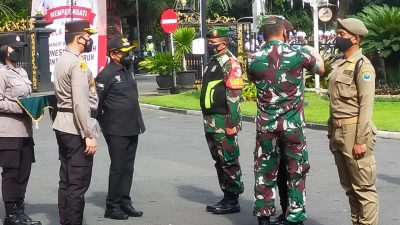 Dandim 0833/Kota Malang Sematkan Pita ke Personel Operasi Lilin Semeru 2021