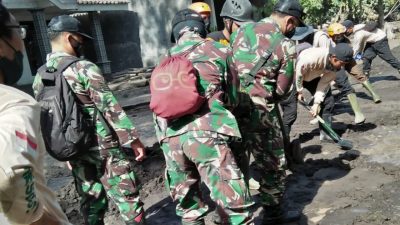 TNI AD Singkirkan Sisa Material Gunung Semeru yang Menutupi Jalan