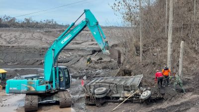 Satgas Evakuasi Angkat Bangkai Truk dan Ekskavator Milik Penambang