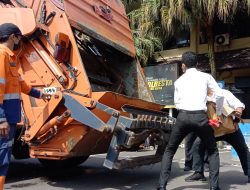 Ribuan Botol Miras Hasil Operasi Digiling dengan Truk Compactor Sampah