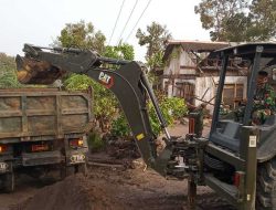 Alat Berat TNI Terus Bersihkan Sisa Erupsi Gunung Semeru