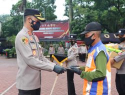 Adang Warga yang Nekat Trobos Perlintasan KA, Pak Yit dapat Penghargaan dari Kapolres Malang