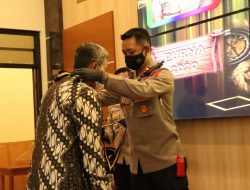 Kapolres Malang Beri Medali Kehormatan ke Purna Bhakti Polri Periode 2021