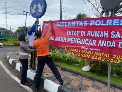 Jelang Nataru Satlantas Polres Batu Sebar Spanduk Himbauan Prokes Covid-19