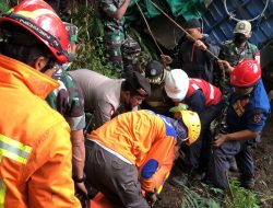 Polisi Kota Batu, Evakuasi Korban Truk Fuso Masuk Jurang