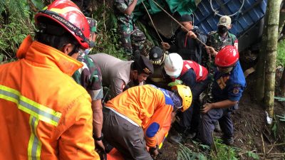 Polisi Kota Batu, Evakuasi Korban Truk Fuso Masuk Jurang