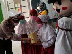 Satlantas Polres Batu Berikan Doorprize kepada Anak-anak yang Telah Divaksin