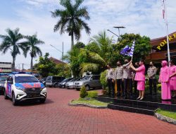 Jelang Akhir Jabatan, Ketua Bhayangkari Cabang Malang Salurkan 500 Paket Sembako