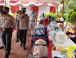 Kabaharkam Polri Cek Pelaksanaan Vaksinasi di Mapolres Batu