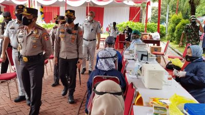 Kabaharkam Polri Cek Pelaksanaan Vaksinasi di Mapolres Batu