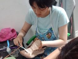 Di Kota Wisata Batu Ada Jasa Perawatan Sepatu “Batu Clean”