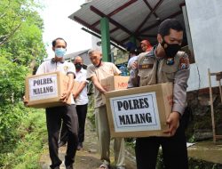 Polres Malang Salurkan Bantuan Kepada Keluarga Korban Arus Sungai Surak 