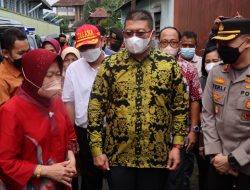 Kapolres Malang Dampingi Mensos Risma Kunjungi Keluarga Korban Banjir dan Tanah Longsor