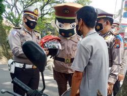 Hadirkan Polri di Tengah Masyarakat, Polantas Malang Kota Bagikan Helm ber-SNI