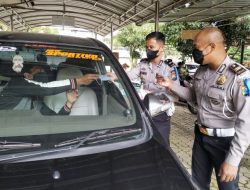 Sebanyak 100 Masker Dibagikan di Loket Layanan Drive Thru Samsat Batu Kota