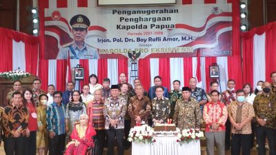 Komjen Pol Boy Rafli Amar Mantan Kapolda Papua dapat Penghargaan dari YPPII Kota Batu