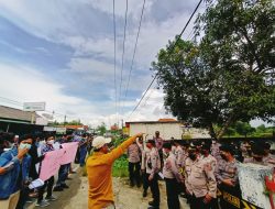 Warga Palenggan Gruduk Kantor Pos