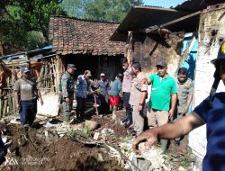 Hujan Deras, Rumah Warga Tertimpa Longsor
