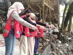 KSR PMI Tuangkan Eco Enzym di Sungai Bedadung