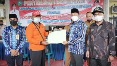 Wabup Sidoarjo Bagikan 600 Sertifikat PTSL Warga Medaeng Waru