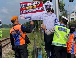 Halau Laka, Satlantas Polres Malang Pasang Replika Polantas di Perlintasan Kereta Api