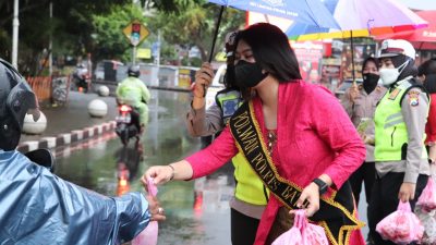 Peringati Hari Kartini, Polwan Polres Batu Bagikan Takjil Buka Puasa