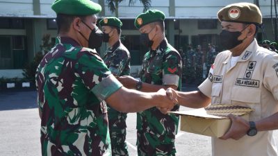 Jelang Hari Raya Idul Fitri, Secara Simbolis Danrem 083/Bdj Bagikan Bingkisan Lebaran