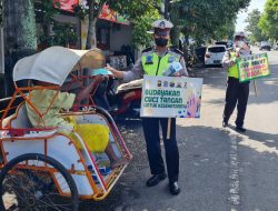 Satlantas Polres Malang Sambangi Tukang Becak untuk Selalu Menjaga Kamtibcarlantas