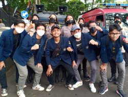 Usai Demo, Mahasiswa Berfoto Ria Bersama Polisi Malang Kota