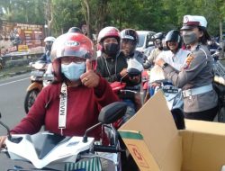100 Takjil Tiap Hari Dibagikan Anggota Polwan Polres Malang
