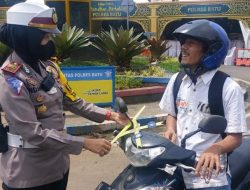 Satlantas Polres Batu Sosialisasikan Pemasangan Janur Kuning ke Pelanggar Lalu lintas