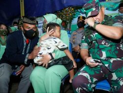 Tangis Haru Kasad Saat Mengunjungi Anak Sertu Eka, Korban Kebiadaban KKB Papua
