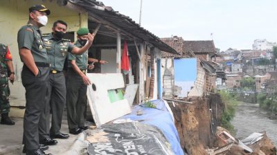 Danrem 083/Bdj Tinjau Bantaran Sungai Brantas, Lokasi Terjadinya Tanah Longsor