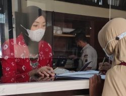 Tumbuhkan Semangat Kartini, Polwan Polres Malang Kenakan Kebaya Saat Melayani Masyarakat