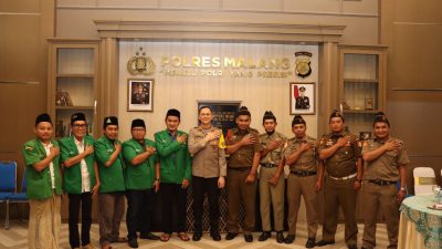 FOTO BERSAMA: Kapolres Malang AKBP Ferli saat sesi foto bersama para tokoh NU Kabupaten Malang