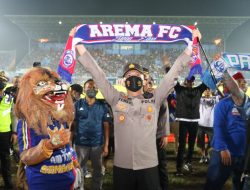 Laga Uji Coba Arema FC vs PSIS Semarang Sukses, AKBP Ferli Dinobatkan Warga Kehormatan Aremania