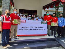 Antisipasi Penyakit Hepatitis, Alfamart Bagikan Susu untuk Siswa SD di Tulungagung