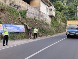 Satlantas Polres Malang Turun ke Jalan Rawan Laka Sambil Membawa Spanduk Tertib Lalu Lintas