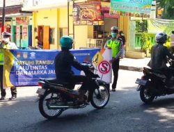 Sambil Membawa Banner, Satlantas Polres Malang Ajak Pengguna Jalan Patuhi Peraturan Berlalu Lintas
