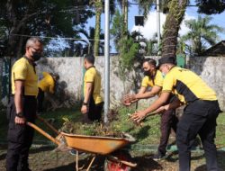 Sambut Hari Bhayangkara ke-76, Anggota Polres Malang Bersih-bersih Taman Makam Pahlawan