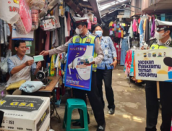Blusukan ke Pasar, Anggota Satlantas Polres Malang Sosialisasikan Pentingnya Tertib Berlalu Lintas dan Prokes