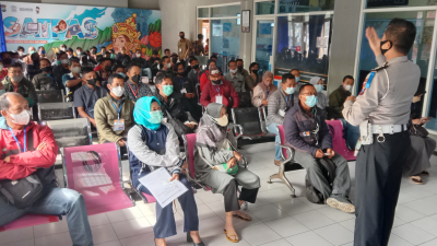 Pemohon SIM Polres Malang Dapat Sosialisasi Operasi Patuh Semeru 2022