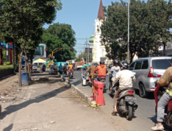 Pembuatan Trotoar Depan Sarinah Plaza Kota Malang Bikin Sempit Jalan
