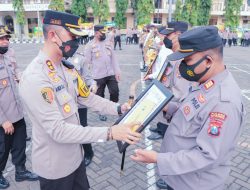 Kapolres Situbondo Berikan Reward Polisi Berprestasi