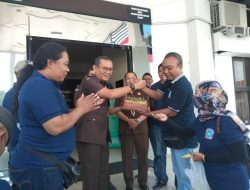 FOKWAS Datangi Kejari Situbondo Bawa Kue Ulang Tahun Hari Bhakti Adhyaksa ke- 62